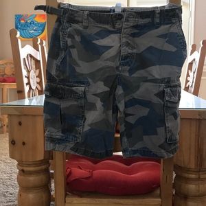 Boys camo shorts in semi used in great condition